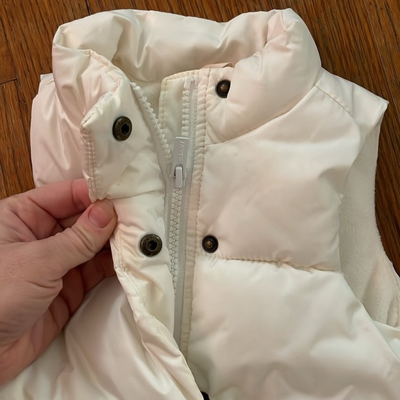 Old navy baby puffer vest 12-18m - Picture 2 of 3